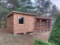 Drewniana altana i domek narzędziowy na działce rekreacyjnej. Idealne miejsce na wypoczynek i przechowywanie.