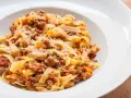 Tagliatelle z bogatym sosem ragu, posypane parmezanem. Idealny przepis na sos ragu dla każdego.