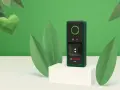 El detector Bosch Truvo, uno de los tipos de detectores, se muestra rodeado de hojas verdes y un corazón de papel.