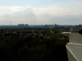Blick über den Wolkenhain Berlin mit Menschen auf einer Aussichtsplattform.