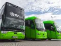 Trzy zielone autokary GTV Bus stoją obok siebie. Sprawdź neobus rozkład jazdy i zaplanuj podróż!