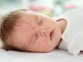 Nietolerancja laktozy u niemowląt: objawy, różnice, jak pomóc?