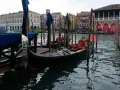 Gondole ormeggiate in un canale veneziano, con palazzi storici sullo sfondo. Immagine che evoca il fascino di quando è stata costruita Venezia.