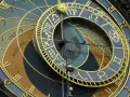 Zegar astronomiczny z symbolami zodiaku. Dowiedz się, jak obliczyć Lilith w horoskopie, analizując pozycje planet.