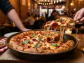 Gorąca pizza farmerska z ciągnącym się serem i pepperoni, serwowana w przytulnej restauracji. Idealna na wieczór w stylu Pizza Hut.