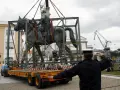 Grúa transporta estatua ecuestre. Quizás sea la que se erigió en el lugar donde nació Franco, en El Ferrol.