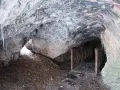 Lodowe sople zwisają z sufitu jaskini, która przypomina wejście do piekła. Drewniany mostek prowadzi w głąb ciemności.