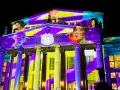 Das Konzerthaus Berlin erstrahlt in bunten Farben bei der "Berlin Nacht der Lichter". Gesichter und Muster projiziert auf die Fassade.