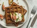 Gesunde Waffeln Rezept: Zwei Schoko-Waffeln mit Joghurt, Feigen, Pinienkernen und Minze. Ein Genuss!