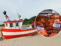 Czerwono-biała łódź na plaży. W okręgu widać ryby i tabliczki z cenami, np. "wyprawa na dorsza cennik".