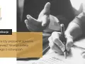 Dwie osoby analizują dokumenty dotyczące kredytów we frankach. Na ekranie widnieje hasło "Ugoda czy pozew w sprawie frankowej?".