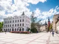 Rynek w Cieplicach Zdroju, z piękną architekturą i placem pełnym życia, to główne atrakcje tego uzdrowiska.