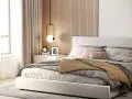 Moderna parete dietro letto matrimoniale con listelli in legno. Idee per un design accogliente.