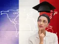 Mujer con birrete de graduación, pensando en su futuro, quizás preparándose para el delf exam, sobre un fondo con el mapa del mundo y la bandera de Francia.