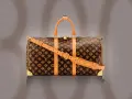 Borsa Louis Vuitton monogram marrone con dettagli in pelle color cuoio. Un classico dal louis vuitton anno di fondazione, perfetto per viaggiare con stile.