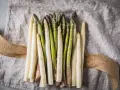 Frischer weißer und grüner Spargel auf Leinentuch. Der Spargelgeschmack ist bald bereit, genossen zu werden.