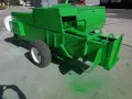 Zielona prasa zwijająca, produkt agtech, gotowa do pracy na polu.