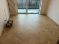 Nowe panele w jodełkę tworzą elegancką podłogę. Sprawdź, jaka jest układanie paneli w jodełkę cena i odmień swoje wnętrze!