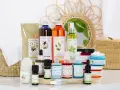 Des produits Aroma-Zone pour le soin du corps et des cheveux, dont un sérum à l'acide hyaluronique. L'urée, un composant hydratant, est souvent présente dans ces soins.