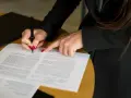 Służebność w akcie notarialnym: Chroń swój dom! Co musisz wiedzieć?