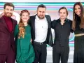 Pięć osób na scenie, w tym młoda dziewczyna w zielonej sukience. Chcesz wiedzieć, koło fortuny jak się zgłosić?