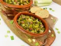 Zwei Terrinen mit Lauchgemüse und Fleischstücken, serviert mit Brot. Ein leckeres Beispiel für Lauch Rezepte.
