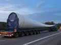 Ogromne łopaty wiatraka Vestas na specjalistycznej naczepie. Ten transport przesyłowy wymaga szczególnej ostrożności.