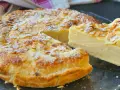 Tarta de hojaldre y crema pastelera, cubierta de almendras laminadas y espolvoreada con azúcar glas. ¡Un postre irresistible!