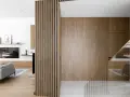 Interno di una casa stile nordico moderno, con pareti in legno, divisori a listelli e arredi minimalisti.