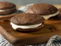 Pyszne, czekoladowe ciastka z kremowym nadzieniem, przypominające kultowe Oreo. Idealne na deser.