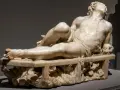 Sculpture en marbre d'un homme allongé, une des œuvres d'art de Le Bernin, capturant la douleur et la passion.