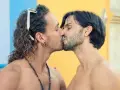 Deux hommes s'embrassent tendrement. Ce geste, le baiser, a une profonde signification pour les hommes, symbolisant l'amour, la connexion et l'intimité.