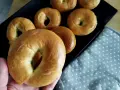 Świeżo upieczone bajgle, idealne na śniadanie. Prosty bajgle przepis, który każdy może wypróbować.
