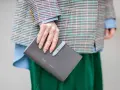 Manicure grigia in pendant con la borsa, un'idea su come abbinare lo smalto ai vestiti con un blazer a quadri e gonna verde.