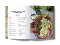 Wiosenna sałatka Cobb ze szparagami, jajkiem, awokado i rzodkiewką.