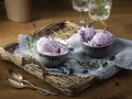 Zwei Schalen mit cremigem Lavendeleis, garniert mit Lavendelblüten. Ein köstliches Lavendeleis Rezept zum Nachmachen.