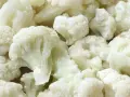 Gefrorene Blumenkohlröschen, bereit für die Lagerung. Perfekt für schnelles Kochen und gesunde Mahlzeiten. Blumenkohl einfrieren spart Zeit und Geld.