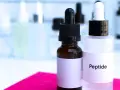 Dwie buteleczki z pipetkami, jedna z napisem "Peptide". Pamiętaj, że peptydy miedziowe z czym nie łączyć, by uniknąć podrażnień.