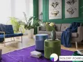 Elegancki salon z sofą, fotelem i pufami. Dominują głębokie zielenie, granat i fiolet. Pufy w odcieniach niebieskiego i **kolor seledynowy** dodają uroku.