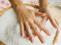 Mani immerse in sali di epsom, un trattamento rilassante ma attenzione alle controindicazioni.