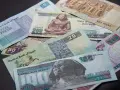 Egipskie funty, od 1 do 200, leżą na czarnym tle. Planujesz podróż i zastanawiasz się, jakie dolary do Egiptu? Lepiej zabrać funty!