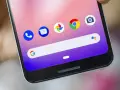 Ekran telefonu z ikonami: Telefon, Wiadomości (gdzie jest archiwum SMS w telefonie Android), Zdjęcia, Chrome, Aparat. Pasek wyszukiwania Google.