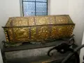 Złota trumna z herbem Piastów, część mauzoleum Piastów w Legnicy. Bogato zdobiona, z motywami roślinnymi i symbolicznymi.