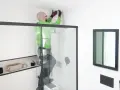 Hombre instala extractor baño en el techo.