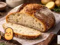 Ein rustikales **Kartoffelbrot mit Sauerteig**, frisch angeschnitten, mit knuspriger Kruste und weicher Krume. Zwei niedliche Kartoffel-Figuren schauen neugierig zu.