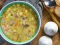 A miseczka parującego krupniku, pachnącego jak zupa krupnik przepis babci. Ziemniaki, marchewka i mięso w aromatycznym bulionie.