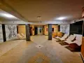 Relaks w saunach nad morzem: drewniane leżaki, beczki i tradycyjne sauny czekają na gości.