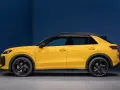 Nowy żółty Volkswagen T-Roc z czarnym dachem, widziany z boku.