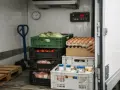 Wnętrze chłodni z warzywami, jajkami i mięsem. Widać zegar, termometr -2.4°C. Transport chłodniczy stawki.