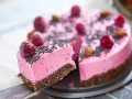 Rosa tårta med hallon och mandlar, perfekt för ett glasståg med barn.